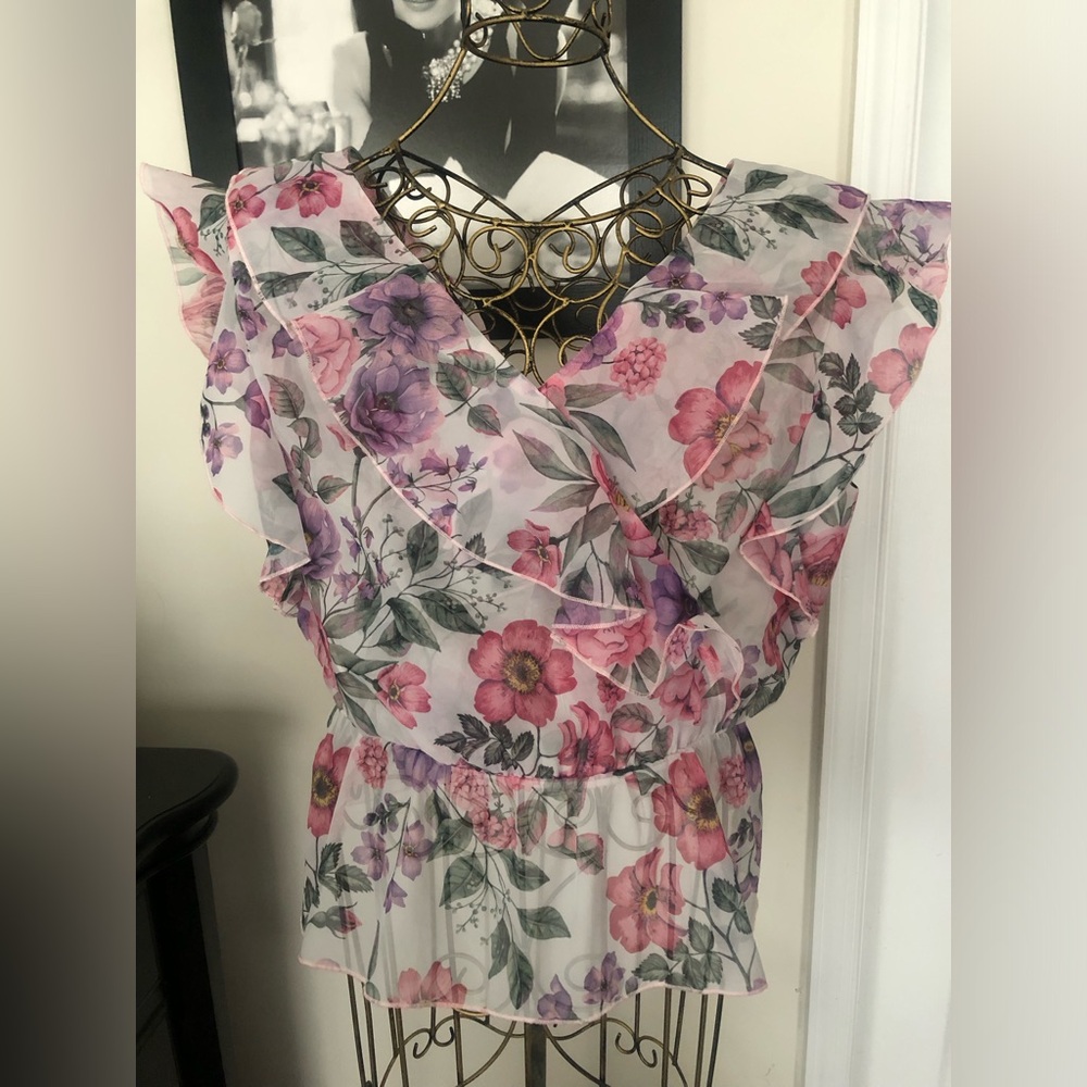 Bright color floral print ruffle shirt. Elastic in the waist.